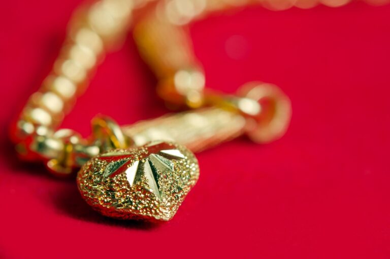 Bijoux charms et savoir-faire couture : l’alliance du détail et de la créativité.