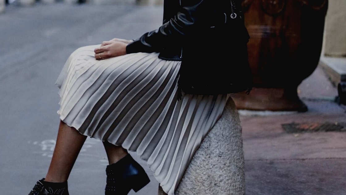 jeune femme en jupe plissé