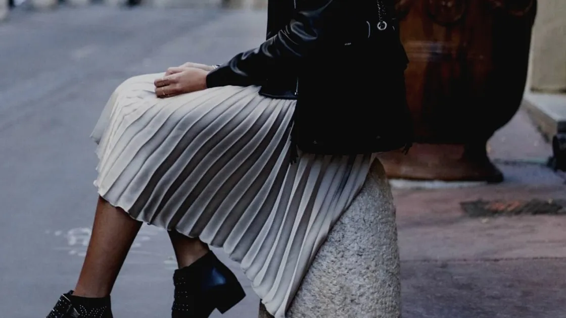 jeune femme en jupe plissé
