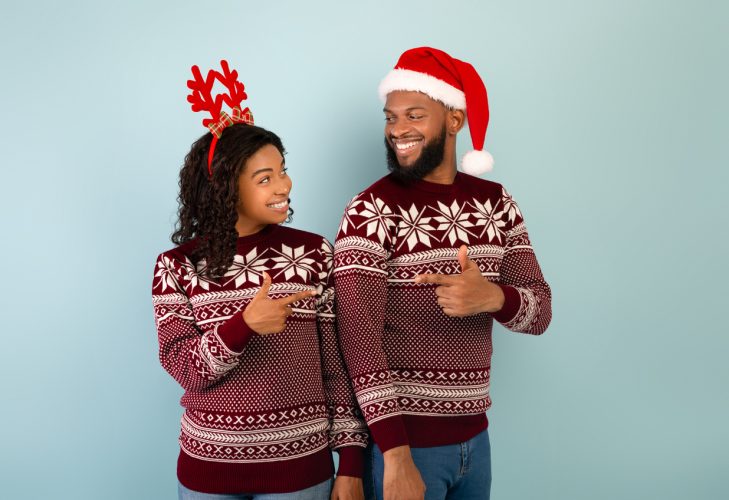 look de couple pulls de Noël