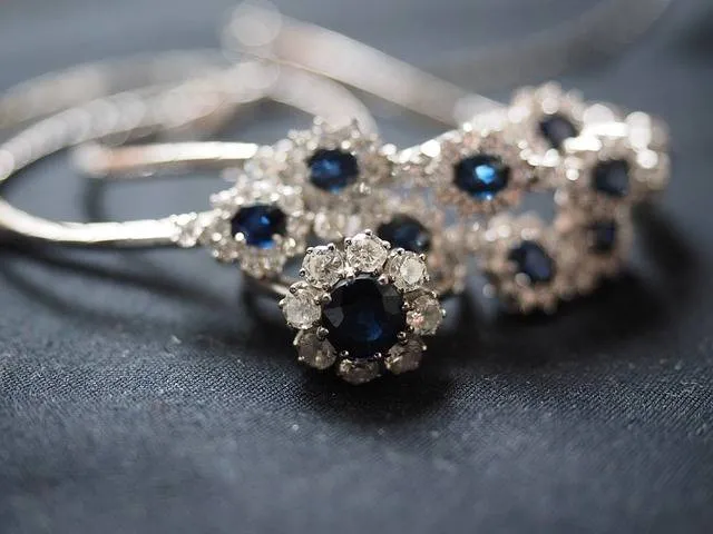 bague sertie de pierre