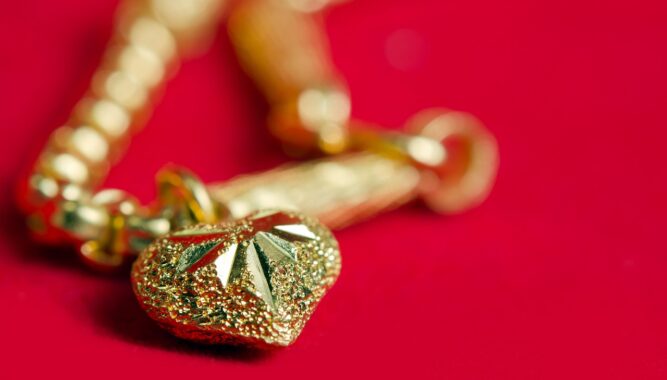 Bijoux charms et savoir-faire couture : l’alliance du détail et de la créativité.
